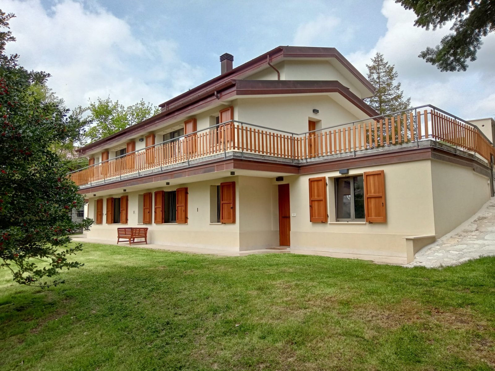 La casa de Il Poggiolo dei Sibillini con giardino e balconi in legno