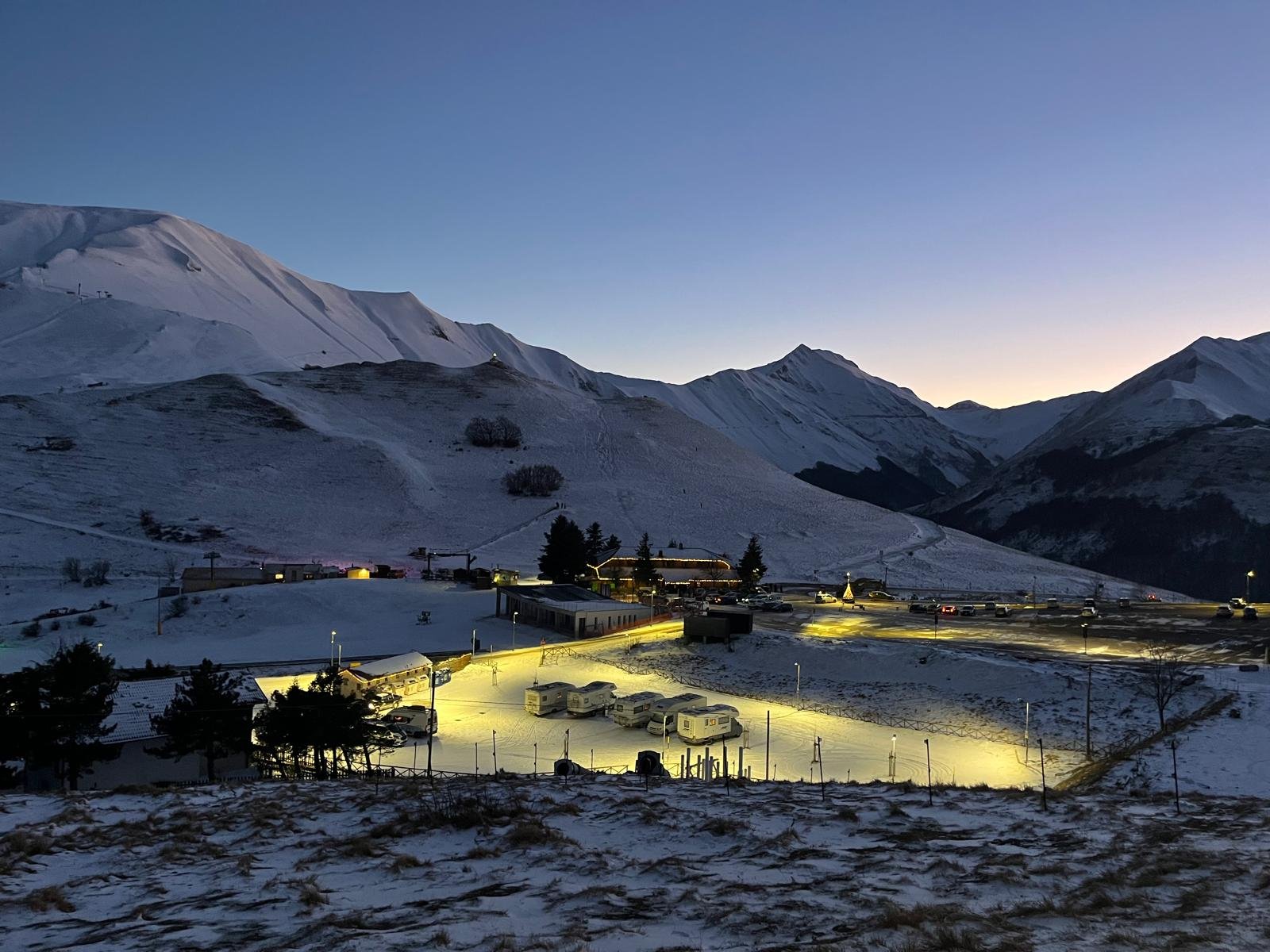 I Monti Sibillini innevati al tramonto