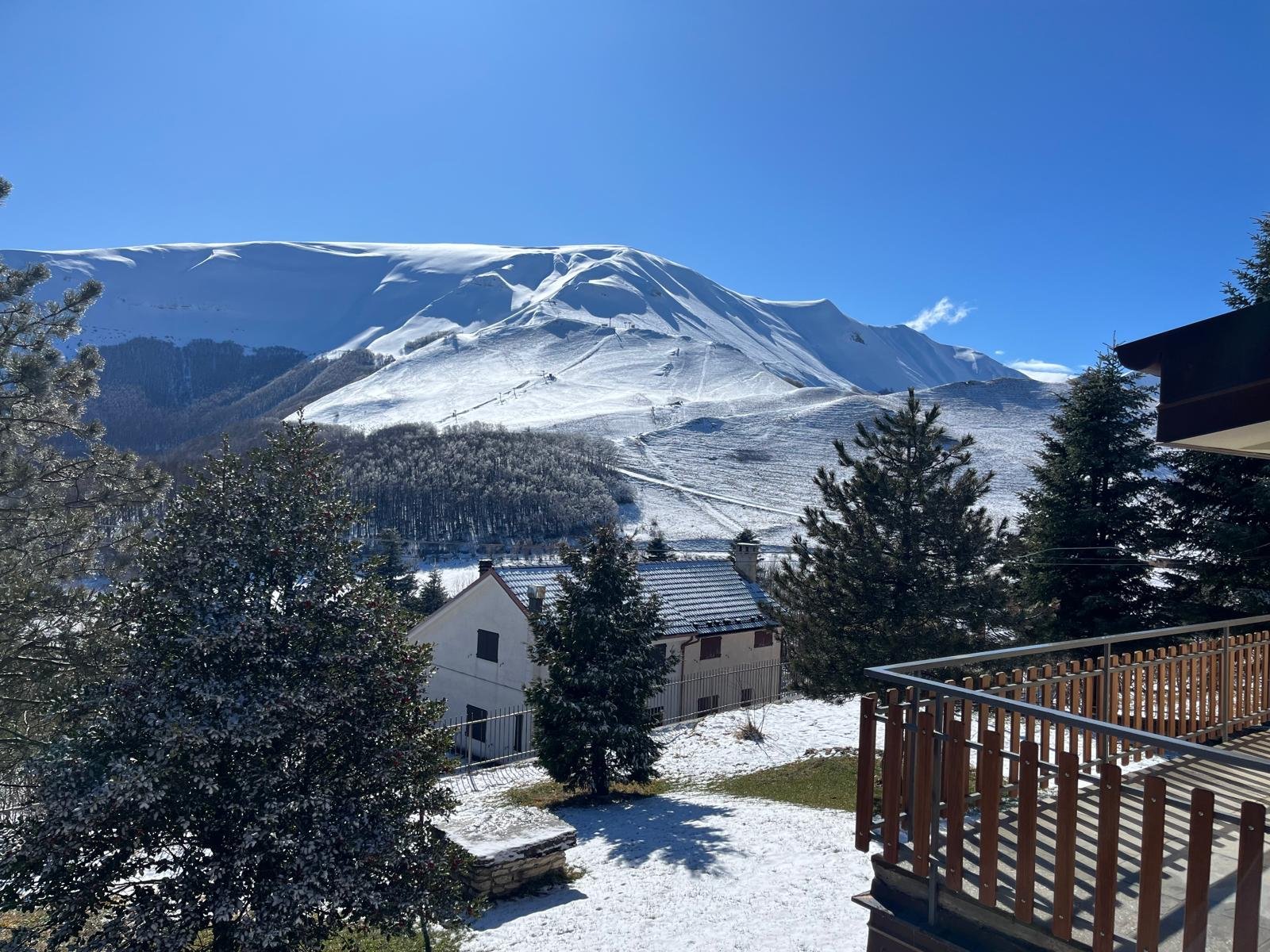 Vista dal balcone de Il Poggiolo dei Sibillini sulle montagne innevate